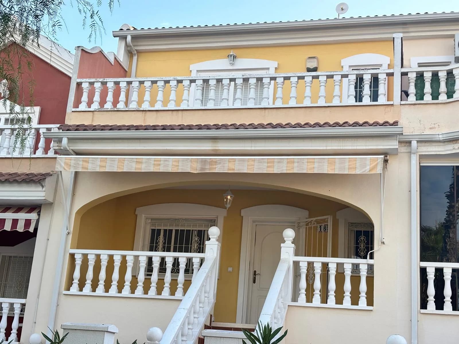 Townhouse de 3 dormitorios en venta en Urbanización Monteazul, Alicante - Image 3