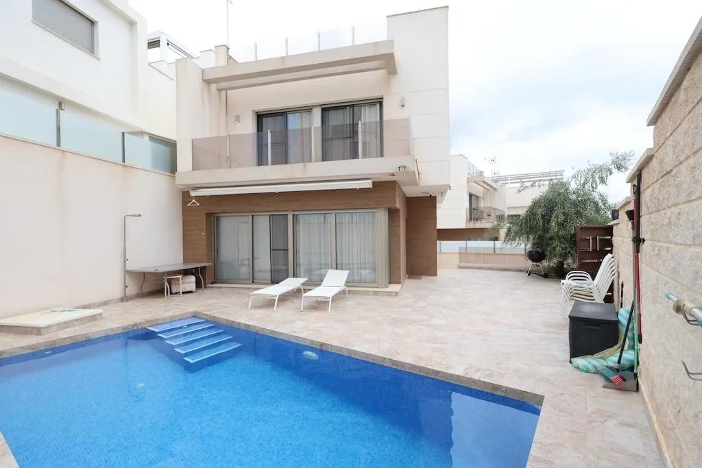 Villa de 3 dormitorios en venta en Orihuela Costa, Alicante