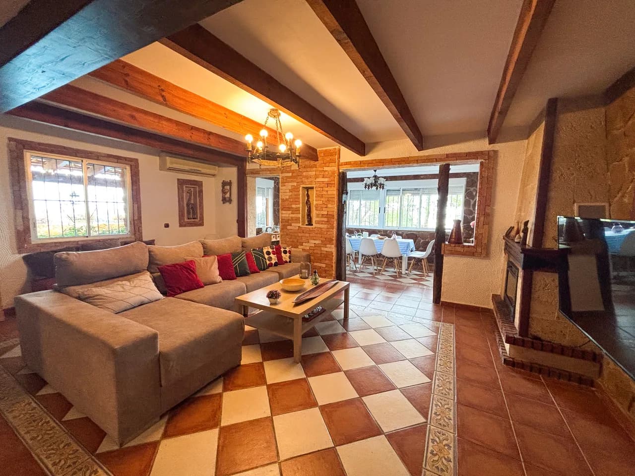 Villa de 6 dormitorios en venta en Jacarilla, Alicante - Image 4