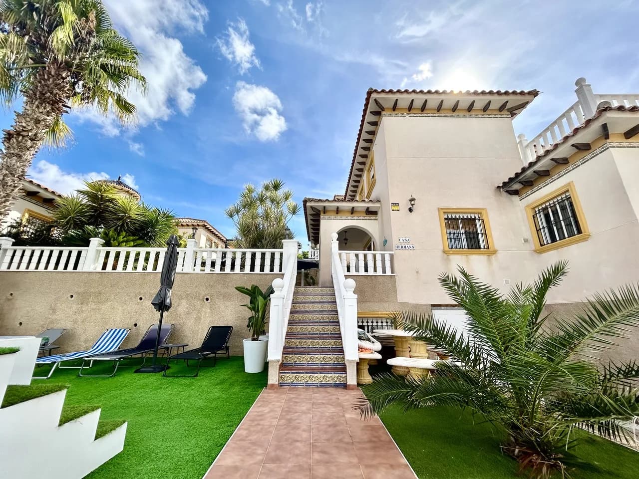 Villa de 4 dormitorios en venta en Villamartin, Alicante