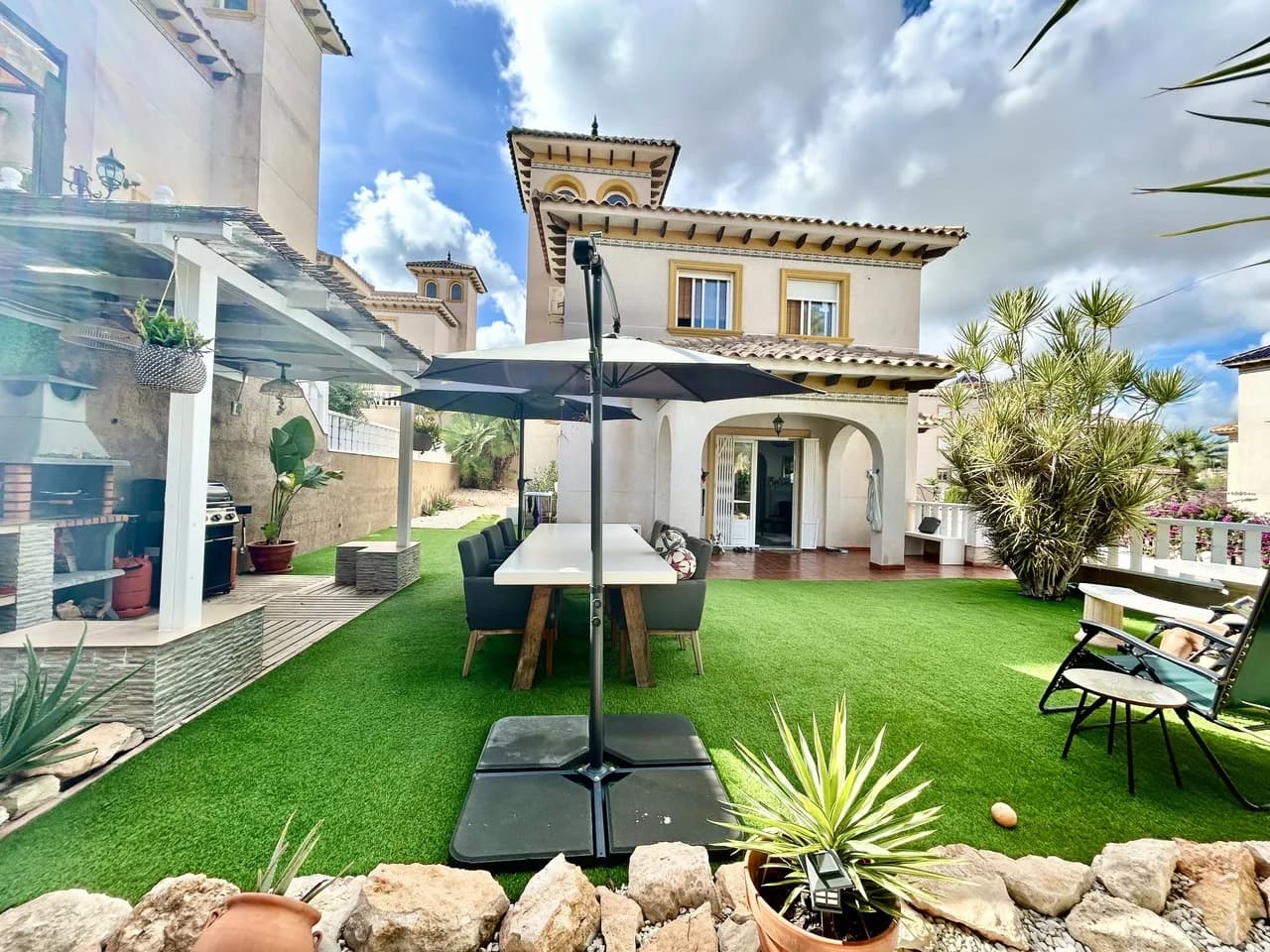 Villa de 4 dormitorios en venta en Villamartin, Alicante - Image 2
