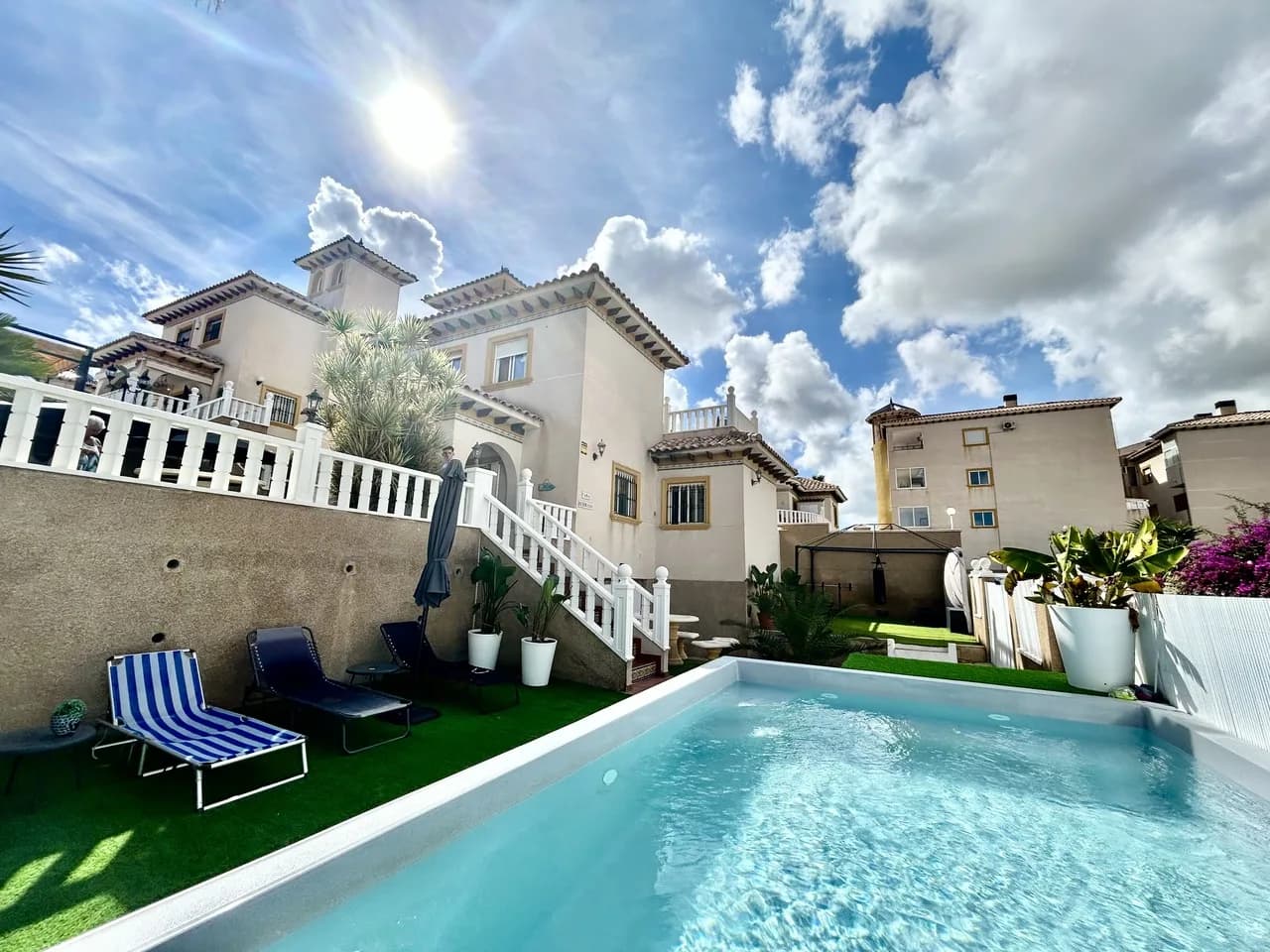 Villa de 4 dormitorios en venta en Villamartin, Alicante - Image 3