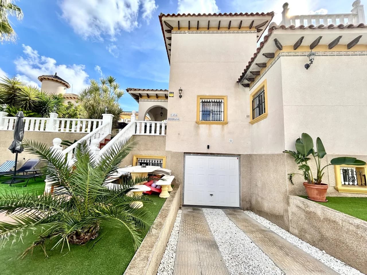 Villa de 4 dormitorios en venta en Villamartin, Alicante - Image 4
