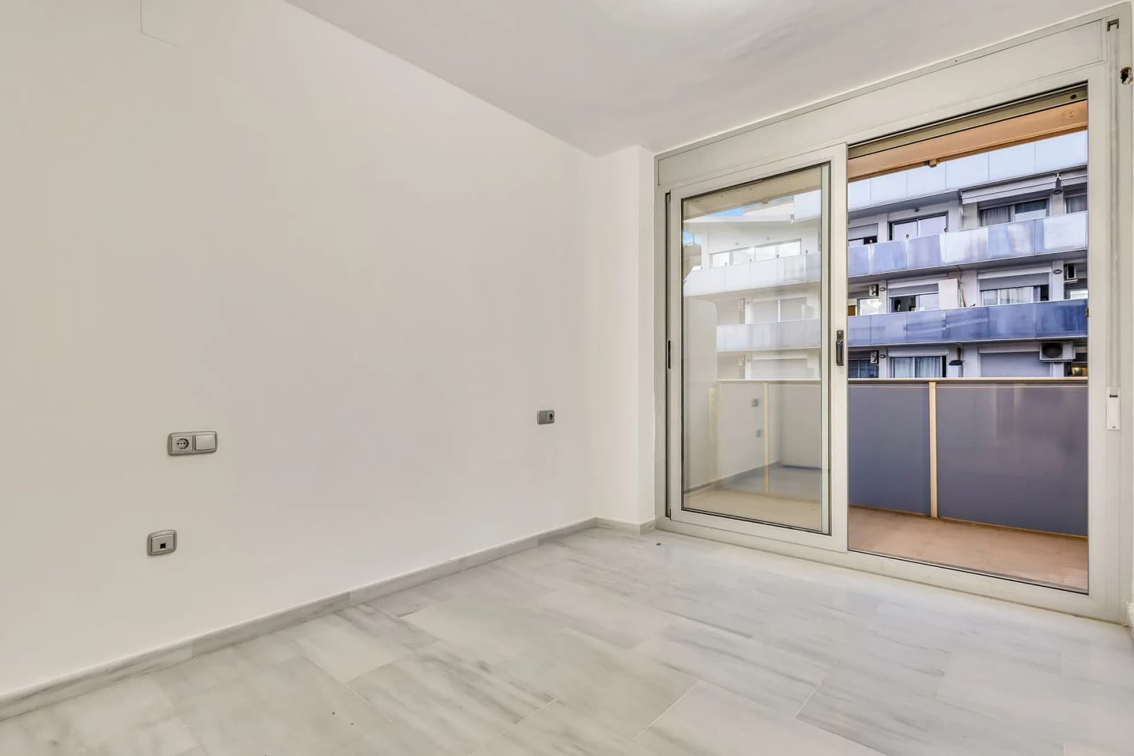 Apartment de 2 dormitorios en venta en Benidorm, Costa Blanca - Image 2