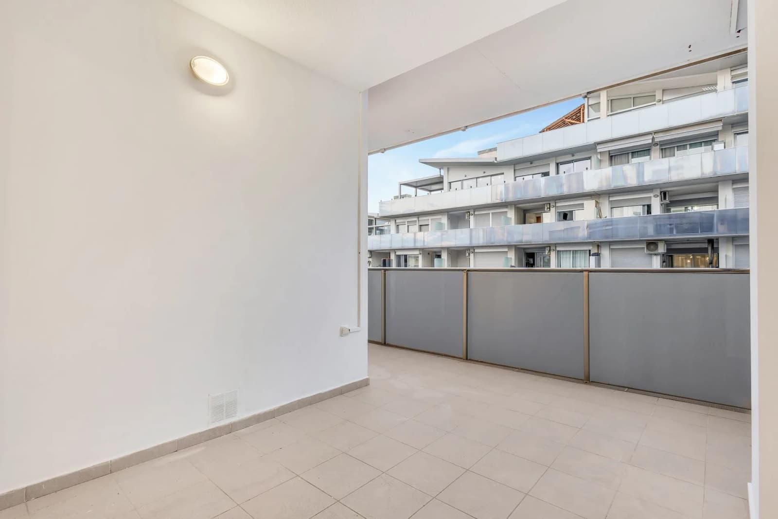 Apartment de 2 dormitorios en venta en Benidorm, Costa Blanca - Image 3