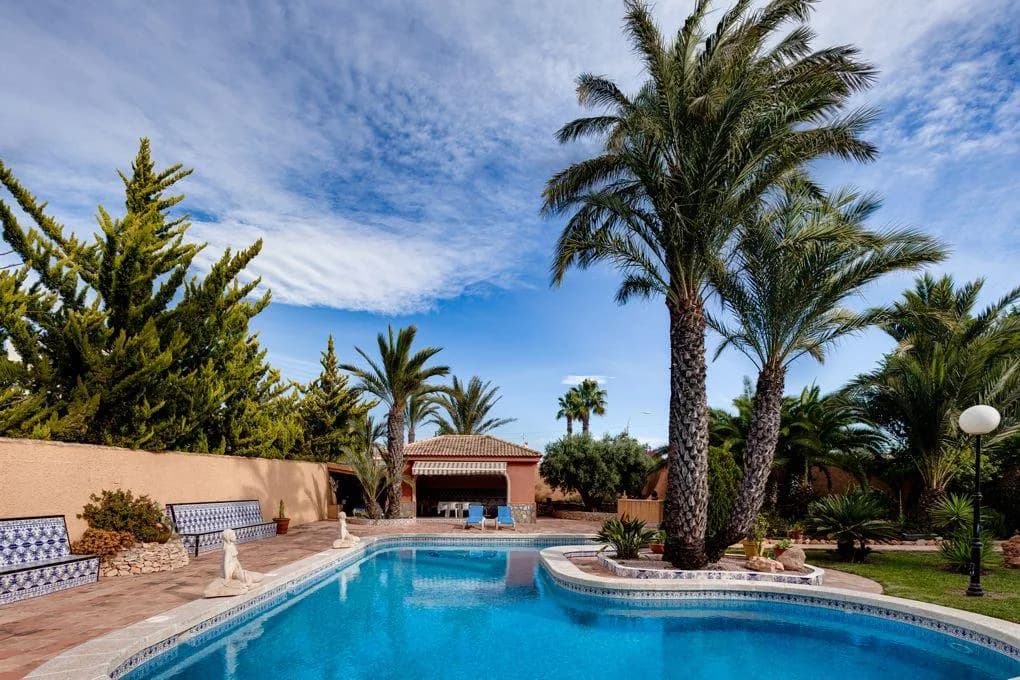 Villa de 5 dormitorios en venta en Torrevieja, Alicante - Image 2