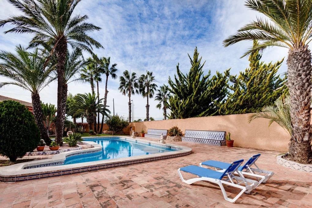 Villa de 5 dormitorios en venta en Torrevieja, Alicante - Image 3