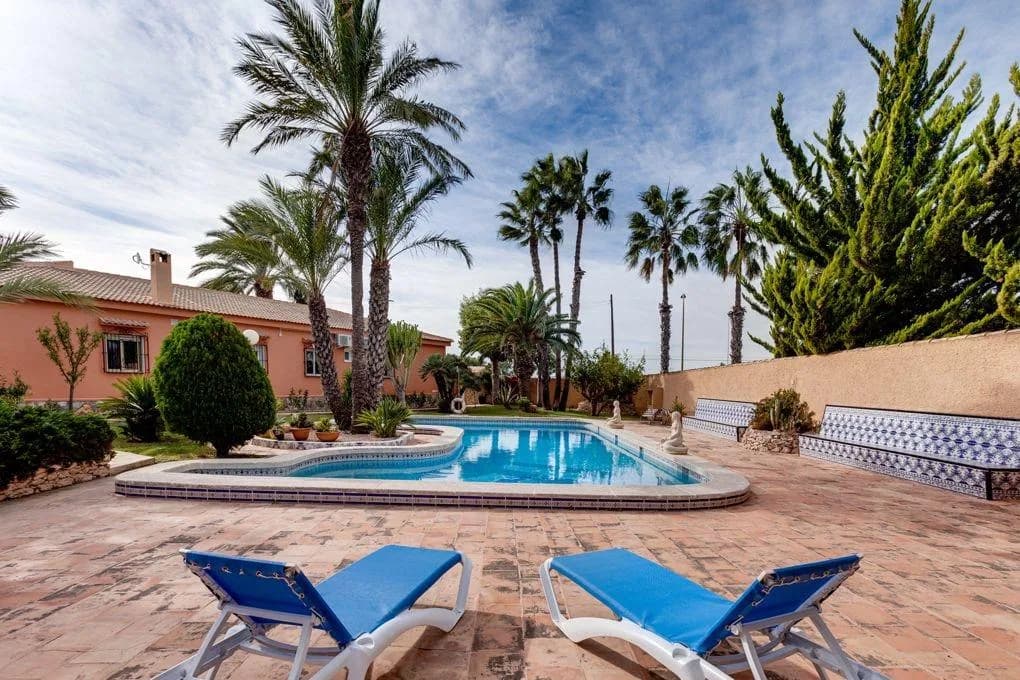 Villa de 5 dormitorios en venta en Torrevieja, Alicante - Image 4