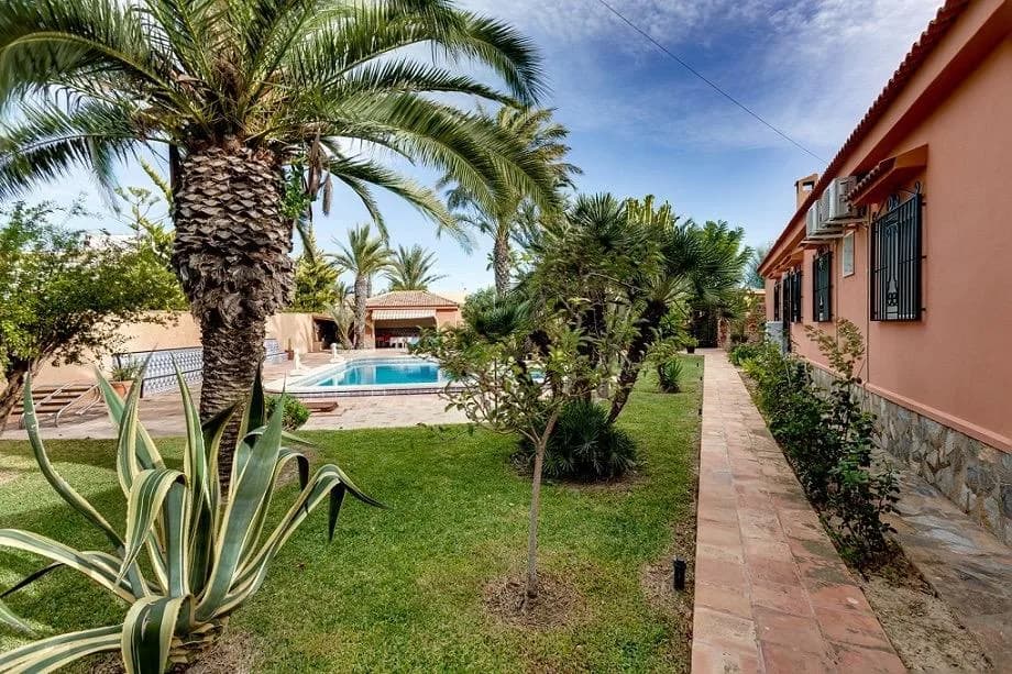 Villa de 5 dormitorios en venta en Torrevieja, Alicante - Image 6