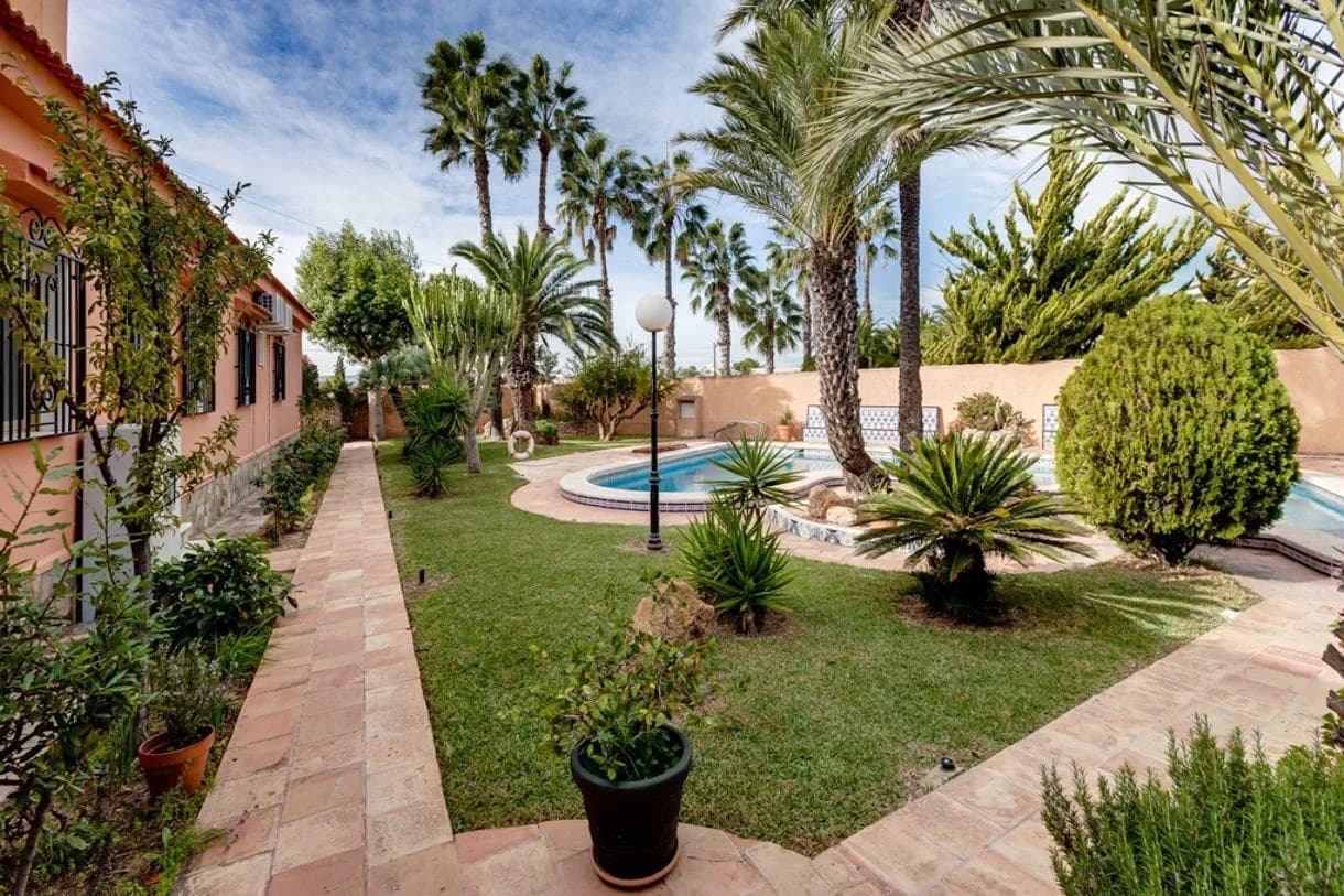 Villa de 5 dormitorios en venta en Torrevieja, Alicante - Image 7