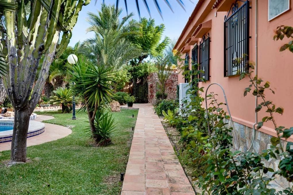 Villa de 5 dormitorios en venta en Torrevieja, Alicante - Image 8