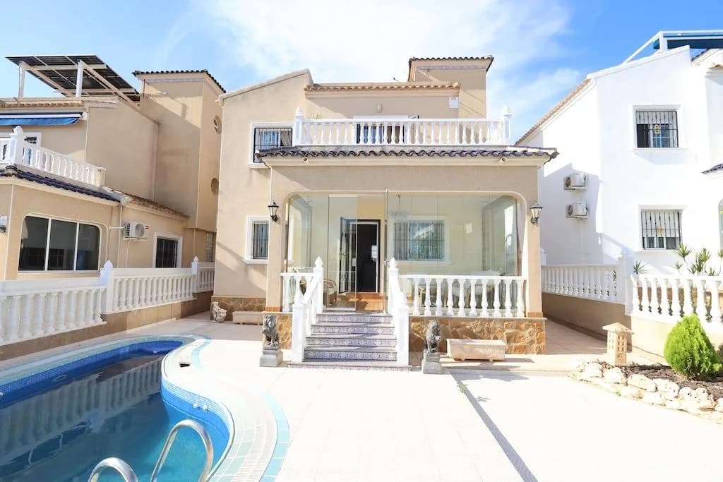 Villa de 3 dormitorios en venta en Orihuela Costa, Alicante