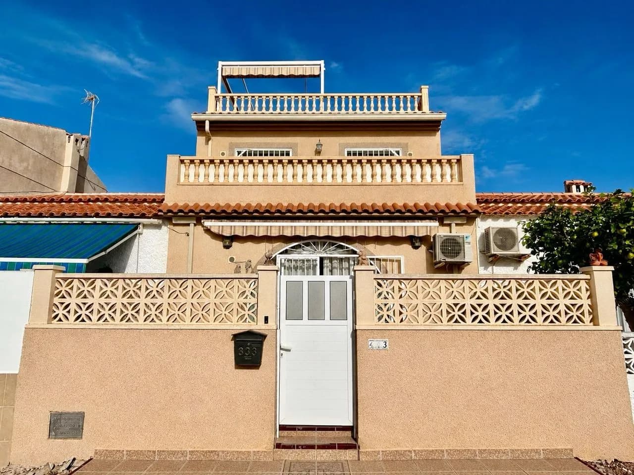Townhouse de 3 dormitorios en venta en Torrevieja, Alicante - Image 2