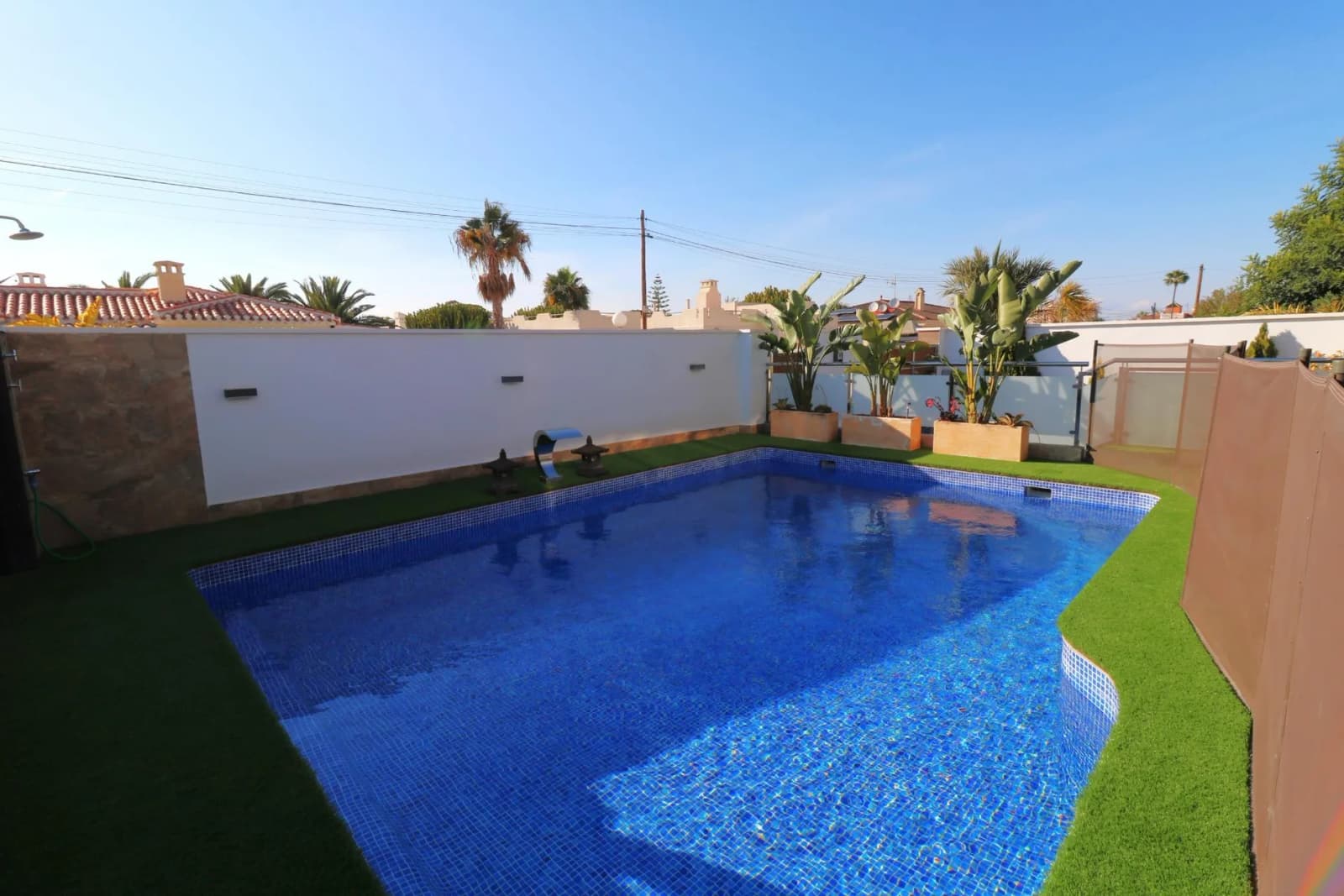 Villa de 4 dormitorios en venta en Torrevieja, Alicante - Image 3