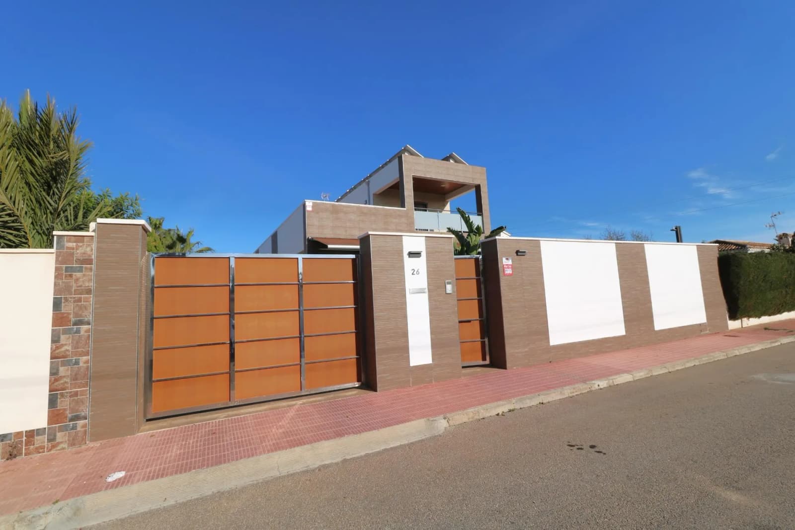 Villa de 4 dormitorios en venta en Torrevieja, Alicante - Image 4