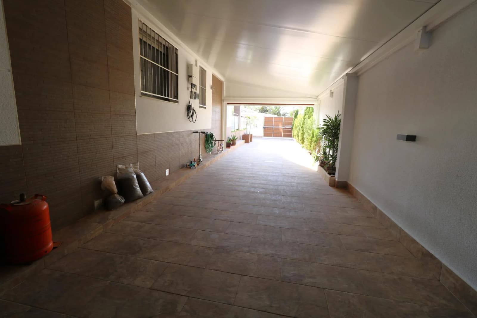 Villa de 4 dormitorios en venta en Torrevieja, Alicante - Image 7